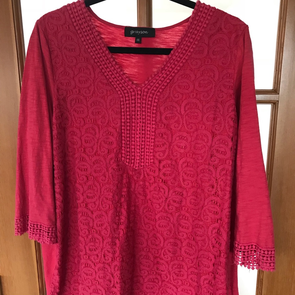 Women’s 1X w/ 3/4 length sleeves.